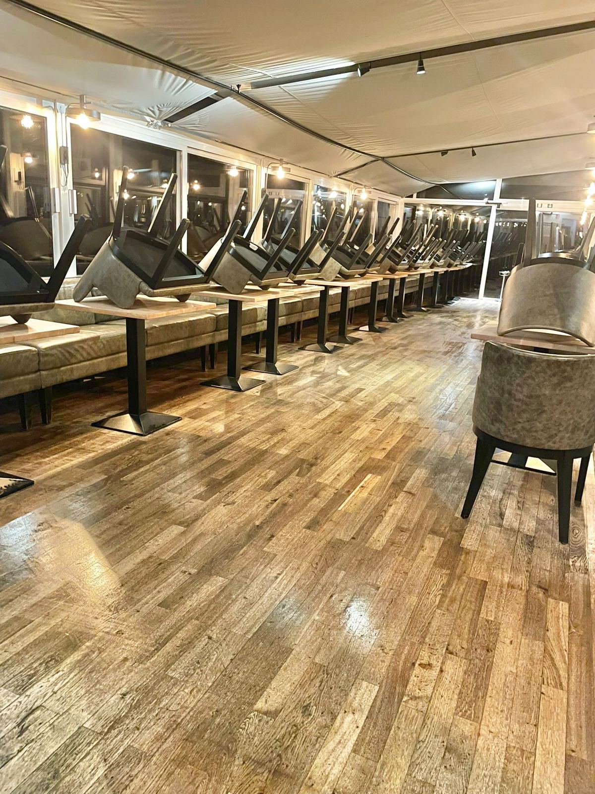 Salle de restaurant, parquet